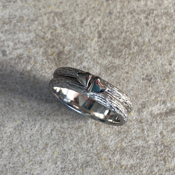 Rustik sølv ring med hjerter fra NURAN (STR. 55)